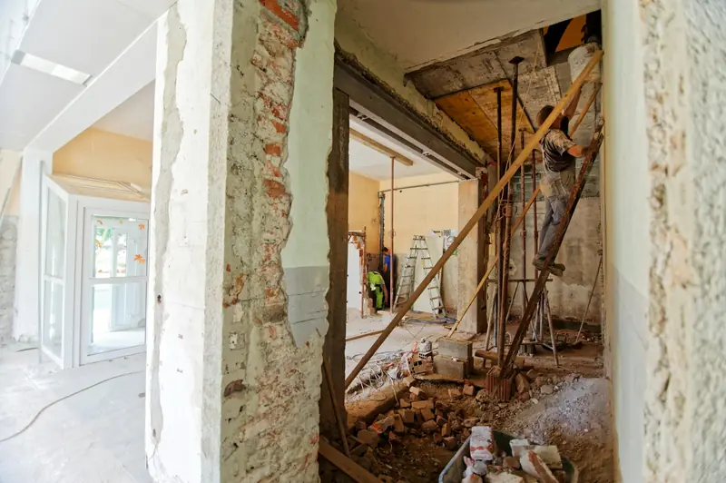Altbauwohnung während der Sanierung mit freigelegtem Mauerwerk