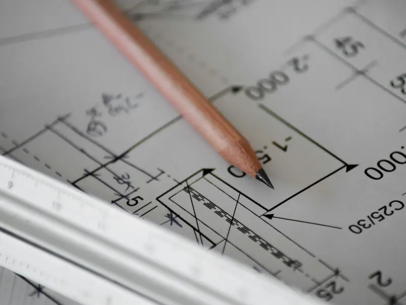 Baumeister-Ausführungsplan mit Bemaßung, Betongüte C25/30, Bleistift und Maßstab