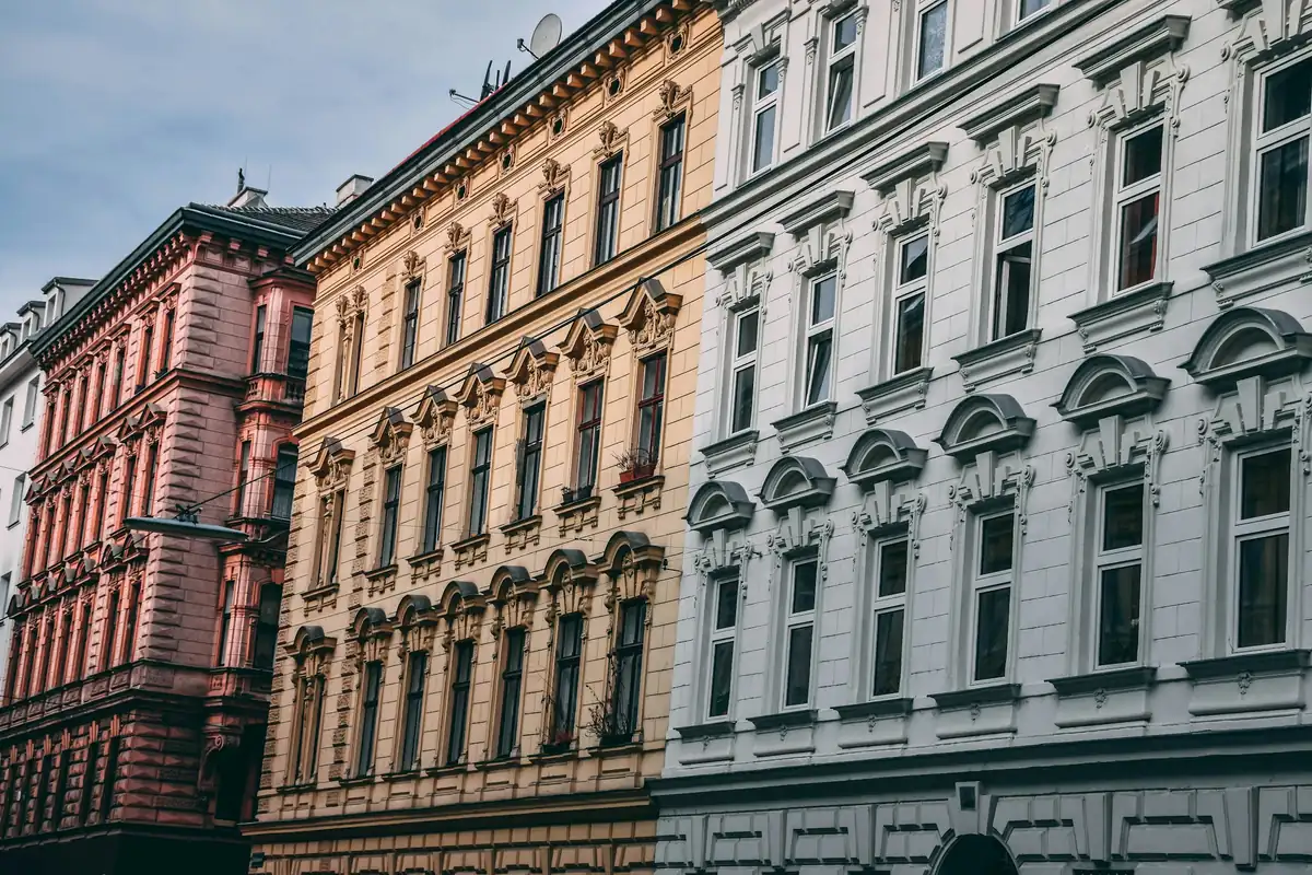 Wiener Gründerzeithäuser mit historischen Stuckfassaden